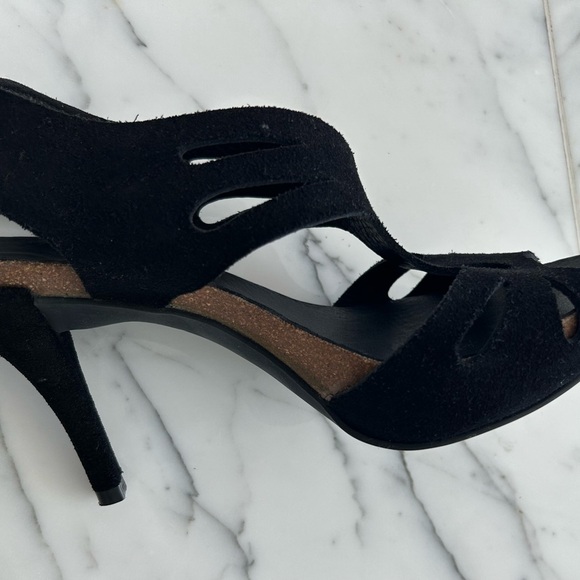 Black suede Pedro Garcia platform heels Size 37 1/2. - Picture 3 of 5
